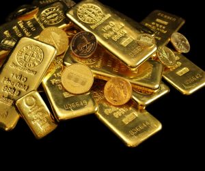 Altın, çeşitlendirilmiş bir yatırım portföyünün önemli bir parçasıdır, çünkü kağıt yatırımlarının değeri düştüğünde fiyatı yükselme eğilimindedir ve bu sayede piyasa türbülanslarına karşı koruma sağlar.