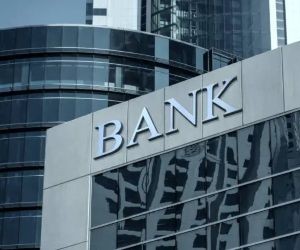 Altın, petrol, tarım ürünleri ve endüstriyel metaller gibi emtialar, portföyünüzü çeşitlendirmeniz ve enflasyona karşı korunmanız için fırsatlar sunar; ancak aynı zamanda fiyat oynaklığı, jeopolitik gerilimler ve arz-talep şokları nedeniyle yüksek riskli varlıklardır. Önemli olan, net bir stratejiyle, temel piyasa etkenlerini anlayarak ve yalnızca finansal istikrarınızı tehlikeye atmayacak sermayeyle yatırım yapmaktır.