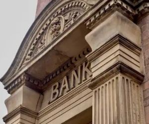 Altın, petrol, tarım ürünleri ve endüstriyel metaller gibi emtialar, portföyünüzü çeşitlendirmeniz ve enflasyona karşı korunmanız için fırsatlar sunar; ancak aynı zamanda fiyat oynaklığı, jeopolitik gerilimler ve arz-talep şokları nedeniyle yüksek riskli varlıklardır. Önemli olan, net bir stratejiyle, temel piyasa etkenlerini anlayarak ve yalnızca finansal istikrarınızı tehlikeye atmayacak sermayeyle yatırım yapmaktır.