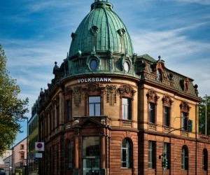 Altın, petrol, tarım ürünleri ve endüstriyel metaller gibi emtialar, portföyünüzü çeşitlendirmeniz ve enflasyona karşı korunmanız için fırsatlar sunar; ancak aynı zamanda fiyat oynaklığı, jeopolitik gerilimler ve arz-talep şokları nedeniyle yüksek riskli varlıklardır. Önemli olan, net bir stratejiyle, temel piyasa etkenlerini anlayarak ve yalnızca finansal istikrarınızı tehlikeye atmayacak sermayeyle yatırım yapmaktır.