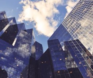 Altın, petrol, tarım ürünleri ve endüstriyel metaller gibi emtialar, portföyünüzü çeşitlendirmeniz ve enflasyona karşı korunmanız için fırsatlar sunar; ancak aynı zamanda fiyat oynaklığı, jeopolitik gerilimler ve arz-talep şokları nedeniyle yüksek riskli varlıklardır. Önemli olan, net bir stratejiyle, temel piyasa etkenlerini anlayarak ve yalnızca finansal istikrarınızı tehlikeye atmayacak sermayeyle yatırım yapmaktır.