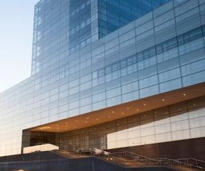 Altın, petrol, tarım ürünleri ve endüstriyel metaller gibi emtialar, portföyünüzü çeşitlendirmeniz ve enflasyona karşı korunmanız için fırsatlar sunar; ancak aynı zamanda fiyat oynaklığı, jeopolitik gerilimler ve arz-talep şokları nedeniyle yüksek riskli varlıklardır. Önemli olan, net bir stratejiyle, temel piyasa etkenlerini anlayarak ve yalnızca finansal istikrarınızı tehlikeye atmayacak sermayeyle yatırım yapmaktır.