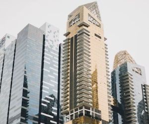 Altın, petrol, tarım ürünleri ve endüstriyel metaller gibi emtialar, portföyünüzü çeşitlendirmeniz ve enflasyona karşı korunmanız için fırsatlar sunar; ancak aynı zamanda fiyat oynaklığı, jeopolitik gerilimler ve arz-talep şokları nedeniyle yüksek riskli varlıklardır. Önemli olan, net bir stratejiyle, temel piyasa etkenlerini anlayarak ve yalnızca finansal istikrarınızı tehlikeye atmayacak sermayeyle yatırım yapmaktır.