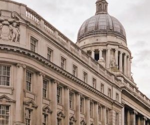 Altın, petrol, tarım ürünleri ve endüstriyel metaller gibi emtialar, portföyünüzü çeşitlendirmeniz ve enflasyona karşı korunmanız için fırsatlar sunar; ancak aynı zamanda fiyat oynaklığı, jeopolitik gerilimler ve arz-talep şokları nedeniyle yüksek riskli varlıklardır. Önemli olan, net bir stratejiyle, temel piyasa etkenlerini anlayarak ve yalnızca finansal istikrarınızı tehlikeye atmayacak sermayeyle yatırım yapmaktır.