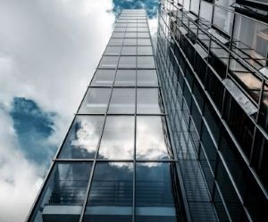 Hisse senetleri, zaman içinde değer yaratan şirketlere yatırım yaparak uzun vadeli büyüme ve temettü geliri potansiyeli sunar, ancak aynı zamanda piyasa oynaklığı, ekonomik döngüler ve şirkete özgü olaylar nedeniyle önemli riskler de taşır; önemli olan, net bir strateji, doğru çeşitlendirme ve yalnızca finansal istikrarınızı tehlikeye atmayacak sermayeyle yatırım yapmaktır.