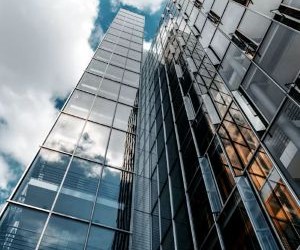 Altın, petrol, tarım ürünleri ve endüstriyel metaller gibi emtialar, portföyünüzü çeşitlendirmeniz ve enflasyona karşı korunmanız için fırsatlar sunar; ancak aynı zamanda fiyat oynaklığı, jeopolitik gerilimler ve arz-talep şokları nedeniyle yüksek riskli varlıklardır. Önemli olan, net bir stratejiyle, temel piyasa etkenlerini anlayarak ve yalnızca finansal istikrarınızı tehlikeye atmayacak sermayeyle yatırım yapmaktır.