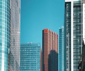 Forex, 24 saat işlem gören, oldukça likit bir piyasada küresel para birimleri arasındaki dalgalanmalardan kar elde etme fırsatları sunar, ancak kaldıraç, keskin volatilite ve makroekonomik haberlerin etkisi nedeniyle aynı zamanda yüksek riskli bir arenadır; önemli olan net bir strateji, sıkı risk yönetimi ve yalnızca finansal istikrarınızı etkilemeden kaybetmeyi göze alabileceğiniz sermayeyle işlem yapmaktır.