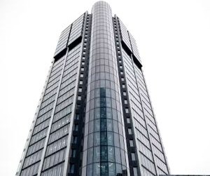 Forex, 24 saat işlem gören, oldukça likit bir piyasada küresel para birimleri arasındaki dalgalanmalardan kar elde etme fırsatları sunar, ancak kaldıraç, keskin volatilite ve makroekonomik haberlerin etkisi nedeniyle aynı zamanda yüksek riskli bir arenadır; önemli olan net bir strateji, sıkı risk yönetimi ve yalnızca finansal istikrarınızı etkilemeden kaybetmeyi göze alabileceğiniz sermayeyle işlem yapmaktır.