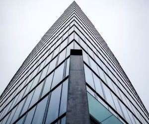 Forex, 24 saat işlem gören, oldukça likit bir piyasada küresel para birimleri arasındaki dalgalanmalardan kar elde etme fırsatları sunar, ancak kaldıraç, keskin volatilite ve makroekonomik haberlerin etkisi nedeniyle aynı zamanda yüksek riskli bir arenadır; önemli olan net bir strateji, sıkı risk yönetimi ve yalnızca finansal istikrarınızı etkilemeden kaybetmeyi göze alabileceğiniz sermayeyle işlem yapmaktır.