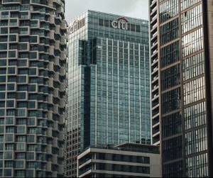 Forex, 24 saat işlem gören, oldukça likit bir piyasada küresel para birimleri arasındaki dalgalanmalardan kar elde etme fırsatları sunar, ancak kaldıraç, keskin volatilite ve makroekonomik haberlerin etkisi nedeniyle aynı zamanda yüksek riskli bir arenadır; önemli olan net bir strateji, sıkı risk yönetimi ve yalnızca finansal istikrarınızı etkilemeden kaybetmeyi göze alabileceğiniz sermayeyle işlem yapmaktır.