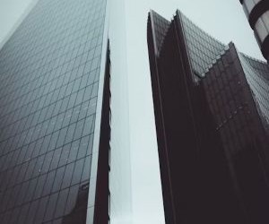 Forex, 24 saat işlem gören, oldukça likit bir piyasada küresel para birimleri arasındaki dalgalanmalardan kar elde etme fırsatları sunar, ancak kaldıraç, keskin volatilite ve makroekonomik haberlerin etkisi nedeniyle aynı zamanda yüksek riskli bir arenadır; önemli olan net bir strateji, sıkı risk yönetimi ve yalnızca finansal istikrarınızı etkilemeden kaybetmeyi göze alabileceğiniz sermayeyle işlem yapmaktır.