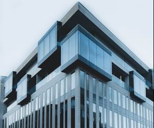 Forex, 24 saat işlem gören, oldukça likit bir piyasada küresel para birimleri arasındaki dalgalanmalardan kar elde etme fırsatları sunar, ancak kaldıraç, keskin volatilite ve makroekonomik haberlerin etkisi nedeniyle aynı zamanda yüksek riskli bir arenadır; önemli olan net bir strateji, sıkı risk yönetimi ve yalnızca finansal istikrarınızı etkilemeden kaybetmeyi göze alabileceğiniz sermayeyle işlem yapmaktır.