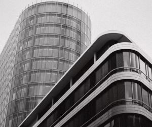 Forex, 24 saat işlem gören, oldukça likit bir piyasada küresel para birimleri arasındaki dalgalanmalardan kar elde etme fırsatları sunar, ancak kaldıraç, keskin volatilite ve makroekonomik haberlerin etkisi nedeniyle aynı zamanda yüksek riskli bir arenadır; önemli olan net bir strateji, sıkı risk yönetimi ve yalnızca finansal istikrarınızı etkilemeden kaybetmeyi göze alabileceğiniz sermayeyle işlem yapmaktır.