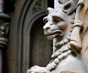 Forex, 24 saat işlem gören, oldukça likit bir piyasada küresel para birimleri arasındaki dalgalanmalardan kar elde etme fırsatları sunar, ancak kaldıraç, keskin volatilite ve makroekonomik haberlerin etkisi nedeniyle aynı zamanda yüksek riskli bir arenadır; önemli olan net bir strateji, sıkı risk yönetimi ve yalnızca finansal istikrarınızı etkilemeden kaybetmeyi göze alabileceğiniz sermayeyle işlem yapmaktır.