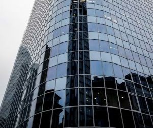 Forex, 24 saat işlem gören, oldukça likit bir piyasada küresel para birimleri arasındaki dalgalanmalardan kar elde etme fırsatları sunar, ancak kaldıraç, keskin volatilite ve makroekonomik haberlerin etkisi nedeniyle aynı zamanda yüksek riskli bir arenadır; önemli olan net bir strateji, sıkı risk yönetimi ve yalnızca finansal istikrarınızı etkilemeden kaybetmeyi göze alabileceğiniz sermayeyle işlem yapmaktır.