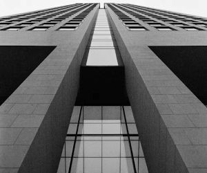 Altın, petrol, tarım ürünleri ve endüstriyel metaller gibi emtialar, portföyünüzü çeşitlendirmeniz ve enflasyona karşı korunmanız için fırsatlar sunar; ancak aynı zamanda fiyat oynaklığı, jeopolitik gerilimler ve arz-talep şokları nedeniyle yüksek riskli varlıklardır. Önemli olan, net bir stratejiyle, temel piyasa etkenlerini anlayarak ve yalnızca finansal istikrarınızı tehlikeye atmayacak sermayeyle yatırım yapmaktır.