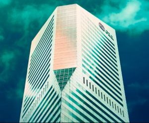 Altın, petrol, tarım ürünleri ve endüstriyel metaller gibi emtialar, portföyünüzü çeşitlendirmeniz ve enflasyona karşı korunmanız için fırsatlar sunar; ancak aynı zamanda fiyat oynaklığı, jeopolitik gerilimler ve arz-talep şokları nedeniyle yüksek riskli varlıklardır. Önemli olan, net bir stratejiyle, temel piyasa etkenlerini anlayarak ve yalnızca finansal istikrarınızı tehlikeye atmayacak sermayeyle yatırım yapmaktır.