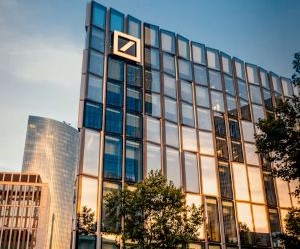 Kripto paralar, 7/24 açık bir piyasada faaliyet göstererek merkeziyetsiz yapısı sayesinde yüksek getiri potansiyeli ve daha fazla finansal özgürlük sunar. Ancak, aşırı oynaklık ve düzenleme eksikliği nedeniyle yüksek riskli bir varlıktır. Başlıca riskleri arasında hızlı kayıplar ve siber güvenlik hataları yer alır. Başarının anahtarı, yalnızca net bir stratejiyle ve finansal istikrarınızı tehlikeye atmayan sermayeyle yatırım yapmaktır.