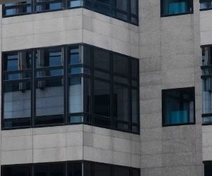 Altın, petrol, tarım ürünleri ve endüstriyel metaller gibi emtialar, portföyünüzü çeşitlendirmeniz ve enflasyona karşı korunmanız için fırsatlar sunar; ancak aynı zamanda fiyat oynaklığı, jeopolitik gerilimler ve arz-talep şokları nedeniyle yüksek riskli varlıklardır. Önemli olan, net bir stratejiyle, temel piyasa etkenlerini anlayarak ve yalnızca finansal istikrarınızı tehlikeye atmayacak sermayeyle yatırım yapmaktır.