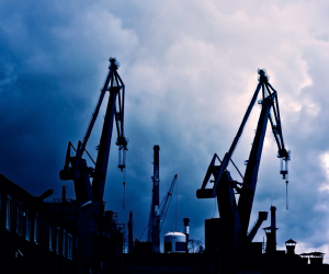 Petrol, portföy çeşitlendirmesi ve enflasyona karşı korunma sağlayabilir; ancak jeopolitik gerilimler, arz-talep şokları ve fiyat oynaklığı nedeniyle yüksek riskli bir varlık olmaya devam eder.